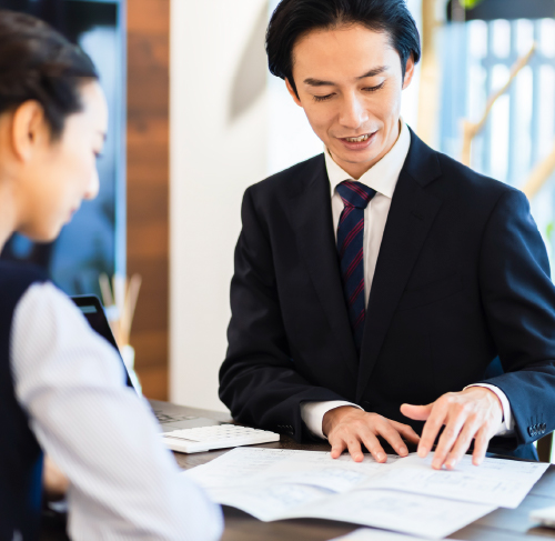 資料見ながら説明しているスタッフ