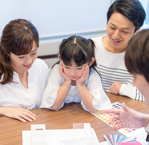 資料見ながら説明しているスタッフ